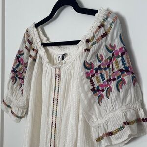 Anthropologie Akemi + Kim Embroidered Off-Shoulder Peasant Top White size 6